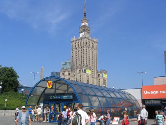 Padesátiletá dominanta Varšavy poblíž stanice metra Centrum.