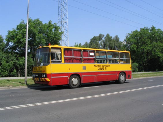 Dílenský autobus vznikl odpojením zadního èlánku Ikarusu 280.
