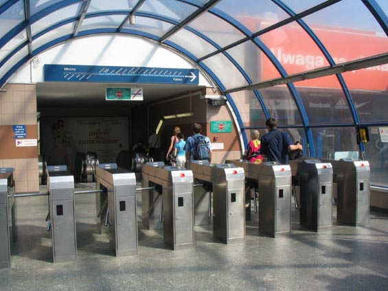 Turnikety u vstupù do metra nejsou pro èerné pasažéry nepropustné.