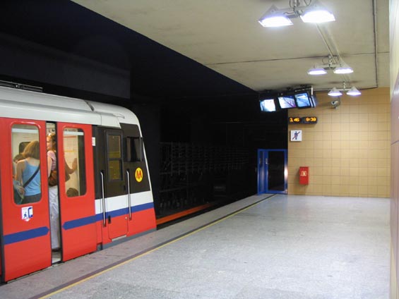 Stanice metra jsou vybaveny monitory a údaji o èasu a intervalu pro strojvedoucí.