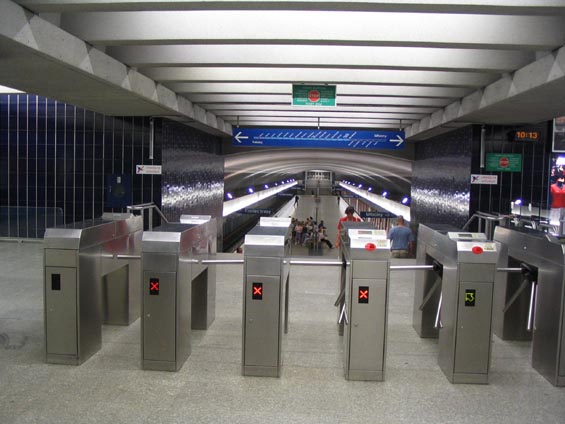 Stanice metra jsou umístìny pomìrnì mìlko. Koneèná stanice Kabaty.
