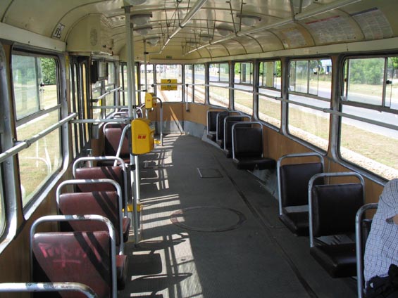 Interiér tramvaje Konstal 13N pøíliš míst k sezení nenabízí.
