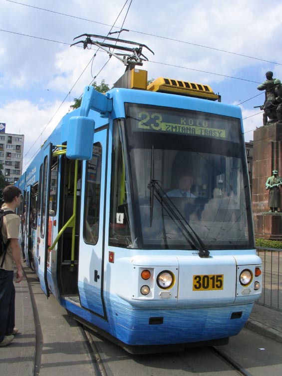 Nejnovìjší nízkopodlažní tramvaj ve Varšavì.