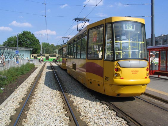 Pomìrnì nová tramvaj na novì opravené trati u Placu Wilsona.