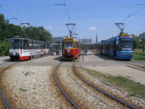Všechny základní typy varšavsakých tramvají na jedné koneèné.