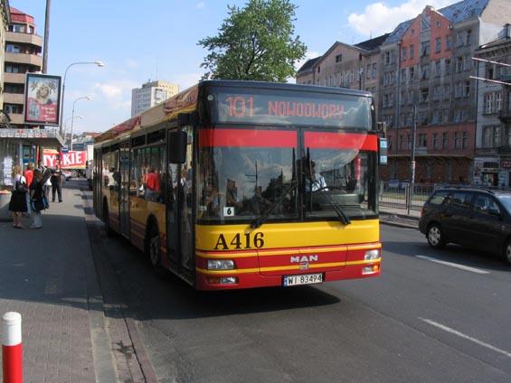 Autobus soukromého dopravce, pøesto v jednotném varšavském nátìru.