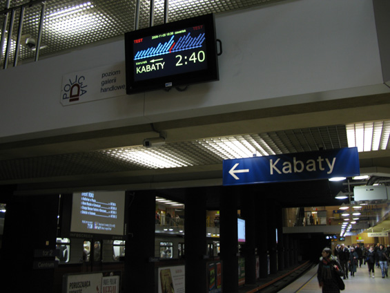 Také jediná linka metra doznala informaèního pokroku. Na všech stanicích jsou instalovány LCD obrazovky, ukazující trasu a èas do pøíjezdu pøíští soupravy. I když ve zkušebním provozu, pøesto užiteèné a funkèní.