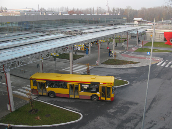Stará technika uprostøed nové infrastruktury. Terminál Mlociny v sobì skrývá obrovské parkovištì P+R, kapacitní autobusový terminál a neménì velkorysé tramvajové obratištì.