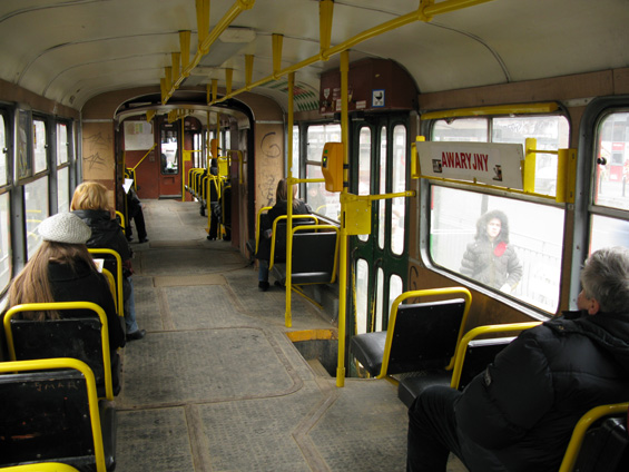 Interiér kloubové tramvaje Konstal 102Na. Tìchto staøièkých tramvají jezdí ve Vratislavi už jen 5, vìtšinou slouží jako operativní zálohy. Jejich dny jsou již seèteny.