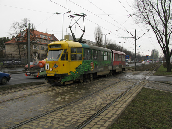 Jedna z posledních pìti tramvají Konstal 102Na jako operativní záloha za porouchanou tramvaj na lince 6, kde jezdí normálnì nové tramvaje Škoda 16T.