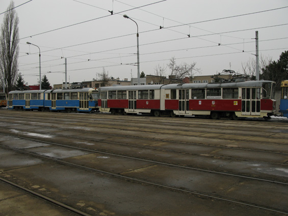 Historické tramvaje Konstal. Modrá je pracovní obousmìrná (typ 102Na), èervená (typ 102N) z roku 1969 v pùvodním (historickém) nátìru. Tyto skvosty jsou uskladnìny spolu s dalšími vyøazenými tramvajemi ve vozovnì Borek - zde bydlí také tramvaje Škoda.