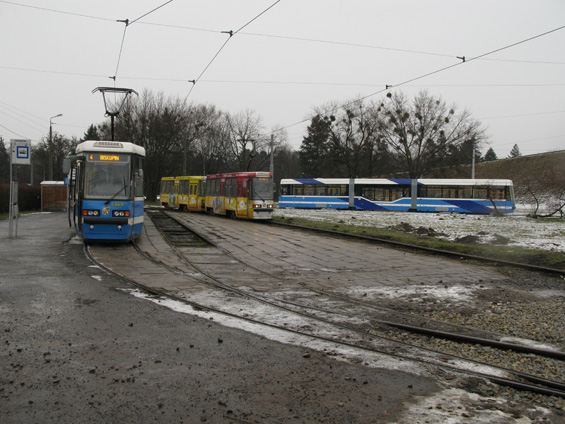 Modernizované Konstaly a nová nízkopodlažní Protram na smyèce Oporów, vedle níž se nachází kopec s památníkem padlým vojákùm. I zde by se mìly koleje prodloužit dál z mìsta. Tramvaje jsou ve smyèkách bìhem pøestávek pøístupné cestujícím.