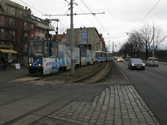 Jediná obousmìrnì pojíždìná jednokolejná tra� ve Vratislavi se nachází poblíž koneèné smyèky Ksieze Male (linky 3 a 5, kvùli výluce nahrazuje linku 5 linka 75).