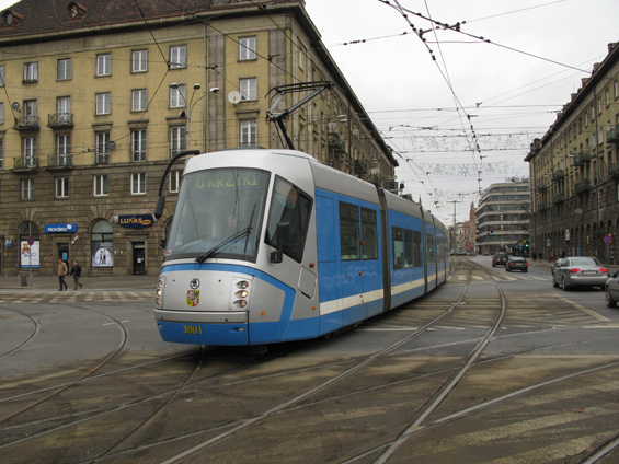 17 tramvají typu 16T z plzeòské Škody brázdí již nìkolik let vratislavské ulice na linkách 6 a 7, které byly pro jejich provoz pøizpùsobeny. Díky absenci omezovaèe rychlosti v obloucích tu jezdí škodovky ponìkud odvážnìji než v Praze.