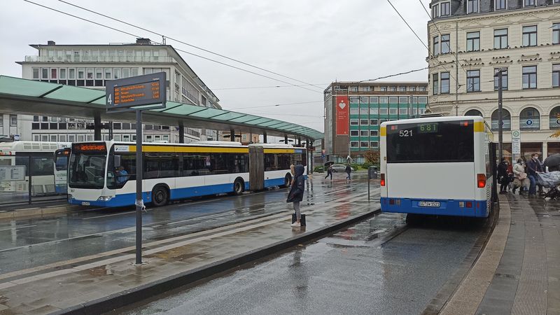 O víkendu jsou na èást trolejbusových linek v Solingenu nasazovány klasické autobusy místního dopravního podniku SWS. Ten v pøedtuše velké obnovy pomocí bateriových trolejbusù a plnì elektrického provozu už do nových autobusù pøíliš neinvestuje.