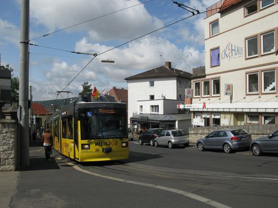 Východnì od hlavního nádraží vede tramvajová tra� na koneènou linek 1 a 5 v podobì blokové smyèky v kopcovité zástavbì poblíž místní nemocnice.