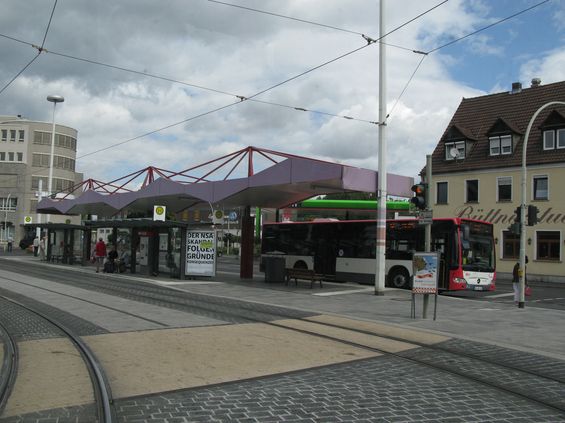 Na cestì do vzdáleného Heuchelhofu tramvaje projíždìjí i pøes pùvodní koneènou Reuterstrasse, kde würzburská tramvajová sí� konèila do roku 1989. Nyní zde mùžete pøestoupit na návazné autobusové linky.