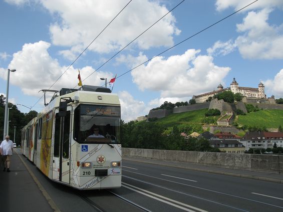 Øeku Mohan pøekonávají tramvaje po dvou mostech. Jižní most vedoucí kolem pevnosti Marienberg spojuje starý Würzburg s novìjšími pøedmìstími a s pomìrnì vzdáleným mìsteèkem Heuchelhof.