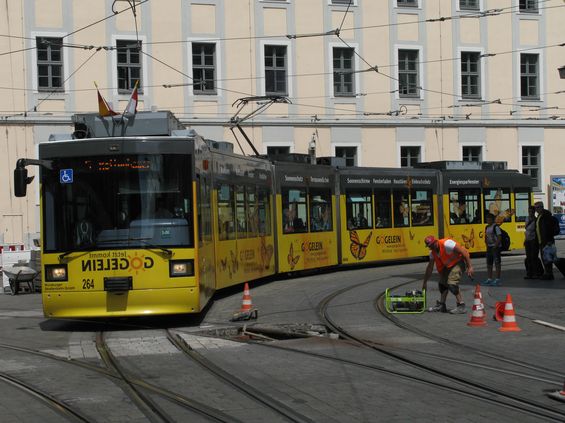 Tramvaje tu provozuje mìstská spoleènost Würzburger Strassenbahn v rámci integrovaného systému VVM. Na kolejích potkáte 40 tramvají tøí generací. Tato plnì nízkopodlažní pìtièlánková tramvaj zastupuje nejpoèetnìjší a zároveò nejnovìjší sérii.