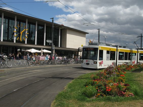 Základním dopravním uzlem MHD ve Würzburgu je hlavní vlakové nádraží ležící severnì od historického centra. Zdejší tramvajovou smyèkou projíždìjí všechny linky kromì èísla 4.