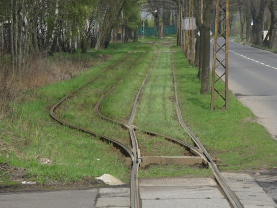 Jedna z delších výhyben na dlouhém nehostinném úseku linky 5 mezi mìsty Zabrze a Bytom. Kromì linky 5 pomáhá ve spojení Zabrze a Bytomi též rychlíková autobusová linka 850.