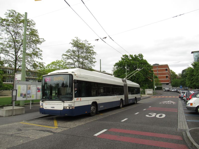 Jednou z nejhezèích trolejbusových linek v Ženevì je trojka, která obsluhuje na obou svých koncích kopcovité èásti Ženevy se starší zástavbou. Zde odpoèívá Hess na severní koneèné Gardiol.