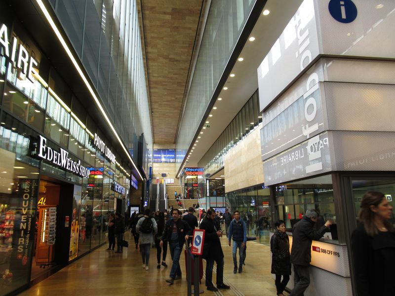 Výsledky modernizace hlavního nádraží Cornavin jsou vidìt hlavnì zevnitø – pøibylo služeb, svìtla i informaèních technologií.