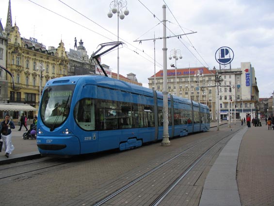 Chlouba dopravního podniku - nová nízkopodlažní tramvaj na nejrušnìjší zastávce v centru - Trg Bana Jelaèiæa.