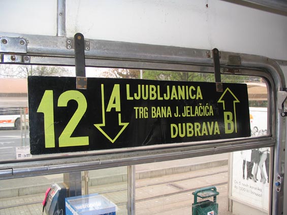 Smìrové tabule ve starších tramvajích také znázoròují smìr dùležitý pro platnost jízdenek.