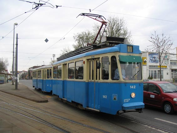 Nejstarší zástupce záhøebských tramvají - dvounápravový motorový vùz z padesátých let.