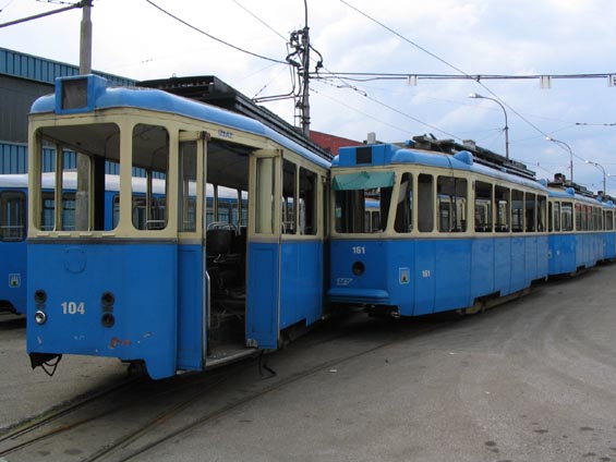 Díky nákupu nových tramvají odchází stále víc starých vozù do vìèných loviš�. Uskladnìny jsou zatím ve vozovnì Ljublanica.
