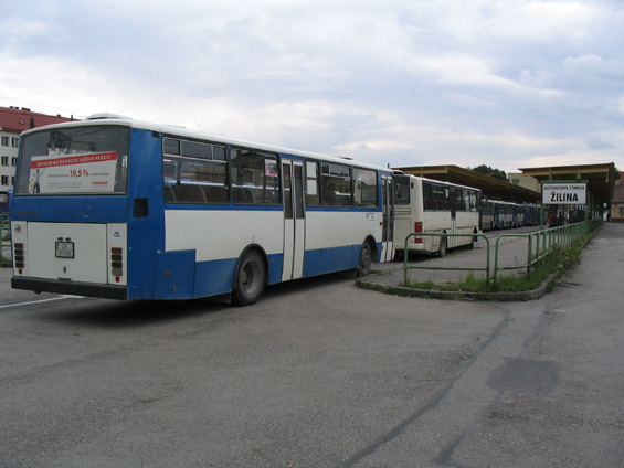 Starší Karosy SAD Žilina na dožívajícím autobusovém nádraží.