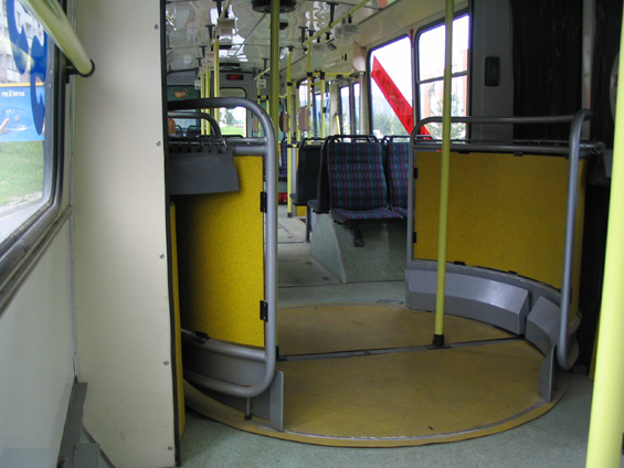 Kloubový trolejbus po generální opravì záøí veselými barvami.