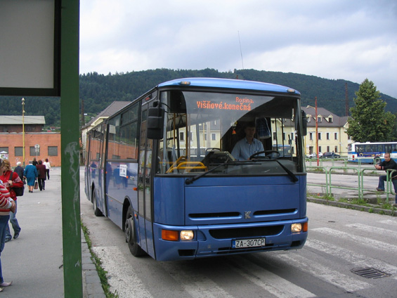 SAD Žilina radikálnì obnovilo vozový park linkovými i mìstskými Karosami v modrošedé metalíze.