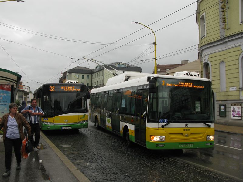 U Hlavního nádraží se potkaly nejmladší zástupci vozového parku v Žilinì – Solaris z roku 2014 a Škoda 30Tr z roku 2013. Solarisy v poètu 5 kusù jsou jediné nové autobusy za posledních 10 let. Nové trolejbusy s karoserií SOR doplnily stávající flotilu vysokopodlažních trolejbusù 14Tr a 15Tr.