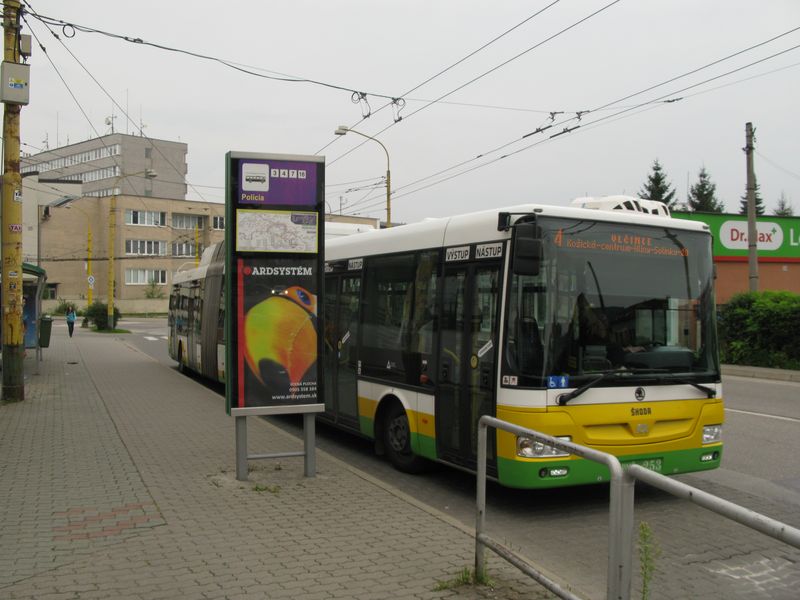 Na páteøní lince 4 odjíždí od typického žilinského reklamního oznaèníku v centru nový kloubový trolejbus Škoda 31Tr, kterých jezdí v Žilinì 8. Zakoupeny byly v letech 2012-3 v rámci velké obnovy trolejbusù pro Žilinu. Další velká obnova se chystá pro rok 2017. Tentokrát ale dostanou škodovky karoserii Solaris.