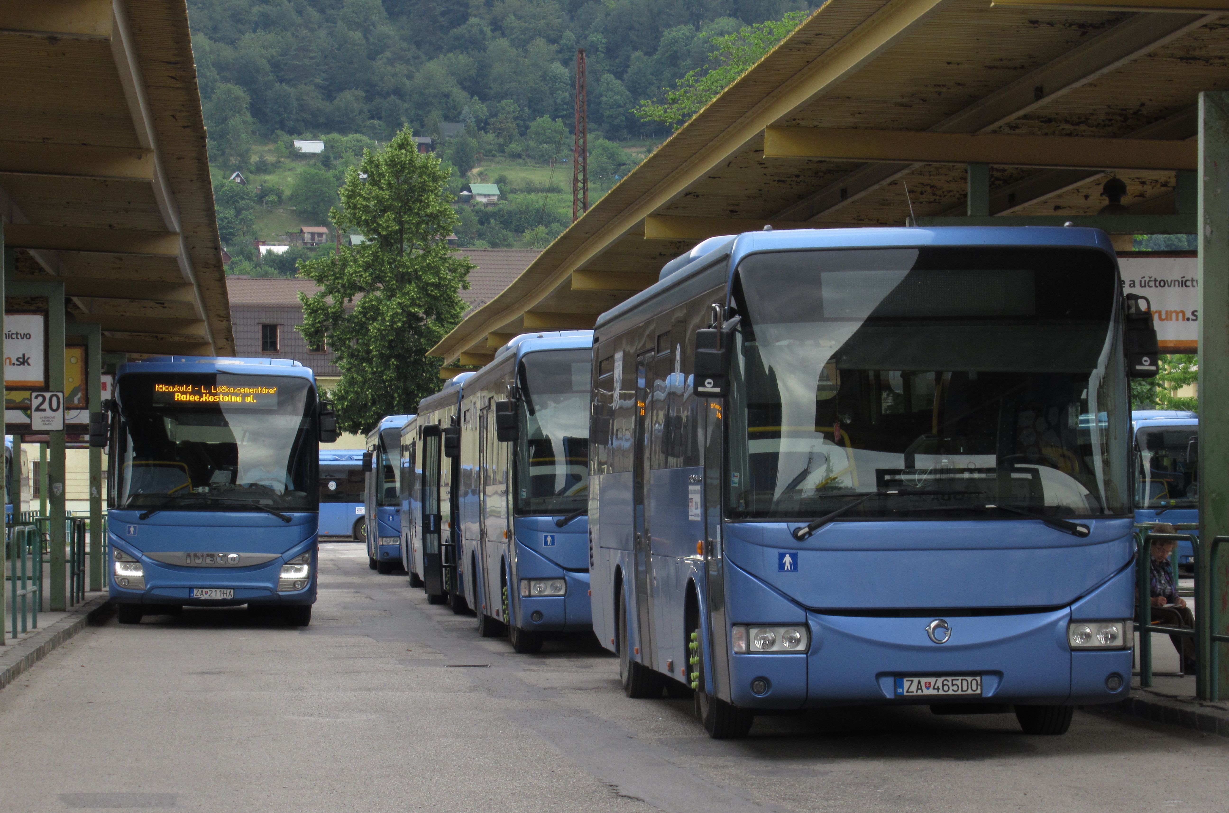 Pomìrnì monotónní vozový park regionálního dopravce SAD Žilina v již tradièní modré metalíze. Všechny regionální linky se koncentrují na zdejším zastaralém autobusovém nádraží.