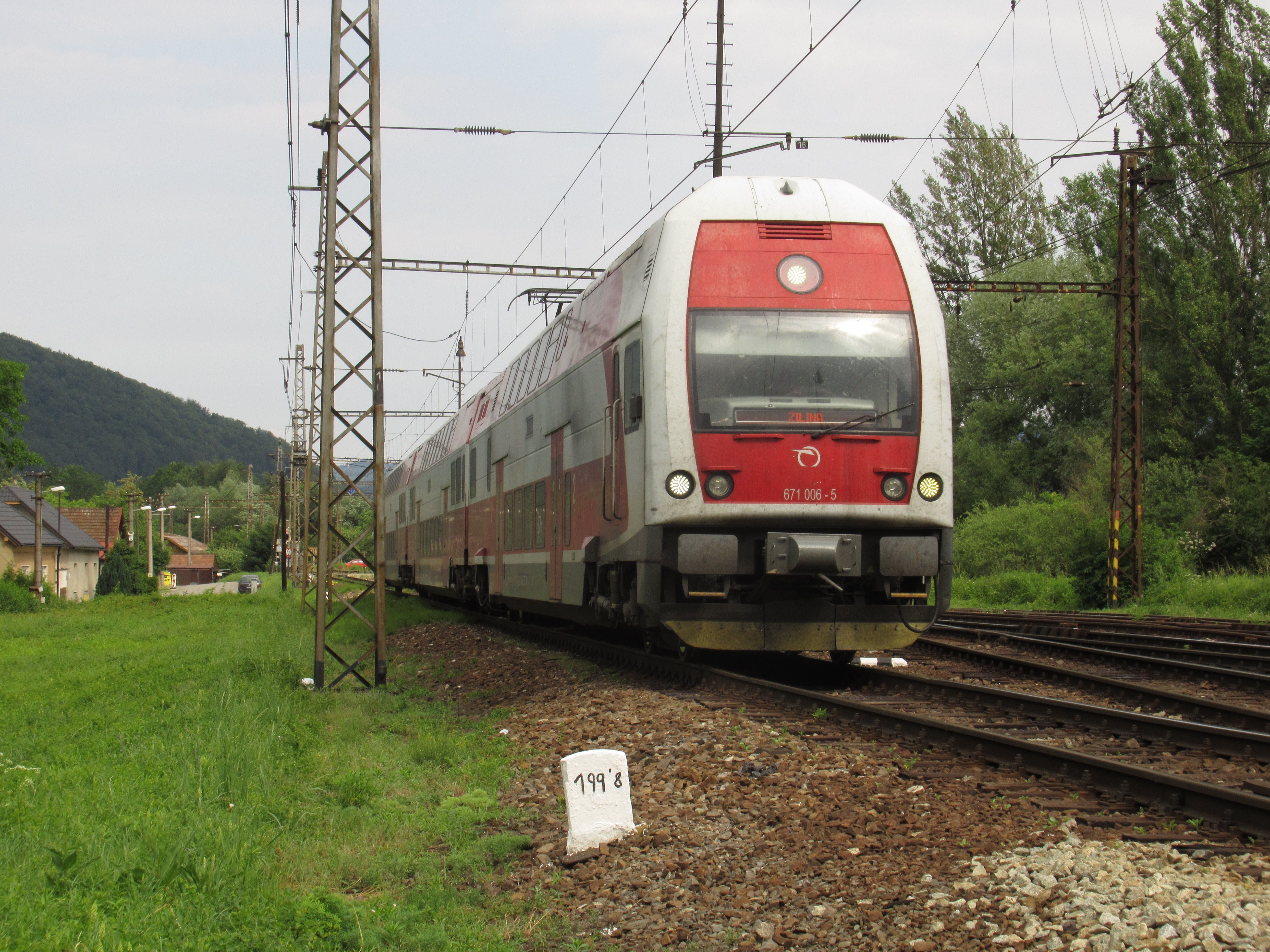 Vlajková loï regionální železnice na Slovensku – elektrické soupravy z plzeòské Škody používané pøedevším na modernizované koridorové trati smìrem na Bratislavu.