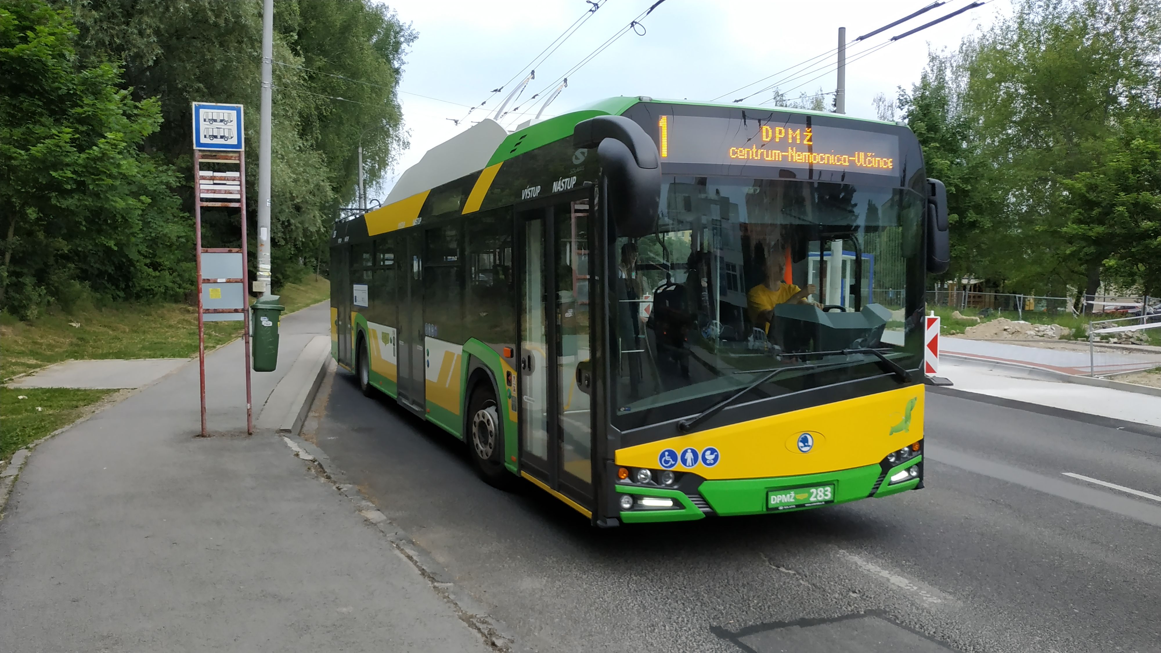 Jeden z 9 standardních trolejbusù Škoda 26Tr s karoserií Solaris na doplòkové lince 1, která jezdí jen ve špièkách a jen jednou za hodinu, za to obsluhuje velkou èást trolejbusových zastávek a jako jediná zajíždí k místnímu Dopravnímu podniku západnì od centra.