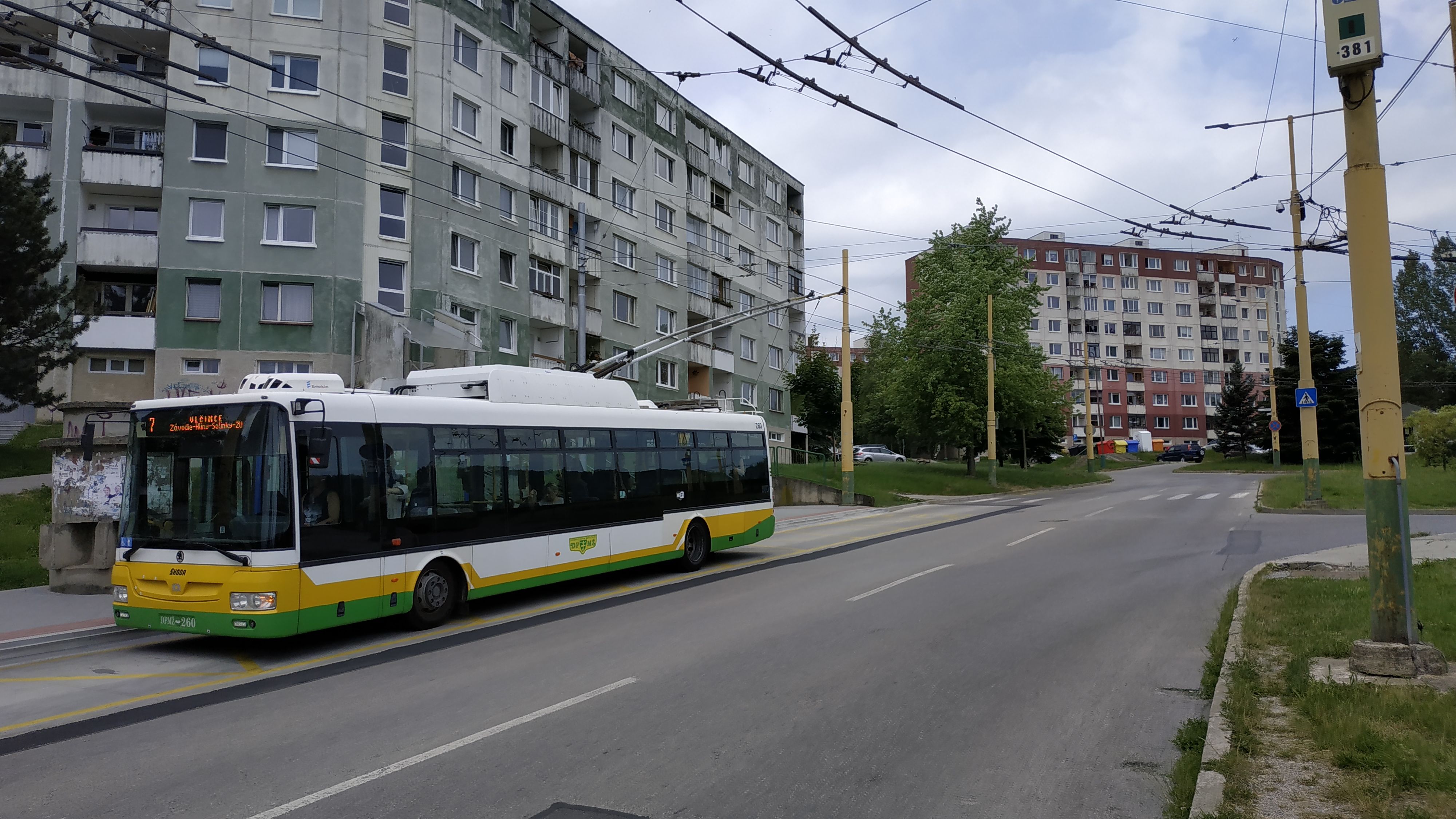 Standardních trolejbusù s karoserií SOR bylo dodáno v letech 2012-3 celkem 7. Zde na koneèné Stodolova na kopcovitém sídlišti Hájik odjíždí doplòková linka 7 smìrem do jižních sídliš� a k univerzitnímu kampusu.