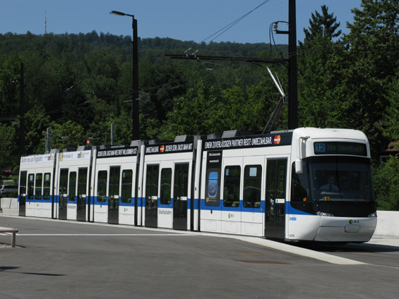 Nová generace nízkopodlažních tramvají v celé kráse na nové koneèné linek 7 a 1 - Bahnhof Stettbach.