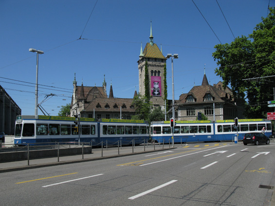 Dvojice starších tramvají poblíž hlavního nádraží. Centrum mìsta je prošpikované tramvajovými kolejemi, tramvají se tu dostanete i na vzdálené letištì. Jelikož Curych nemá metro, tramvaje jsou páteøí mìstské dopravy.