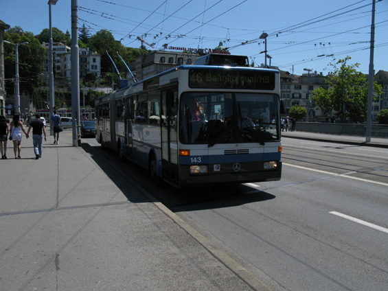 Starší kloubový trolejbus Mercedes-Benz z první poloviny devadesátých let v centru Curychu poblíž hlavního nádraží.