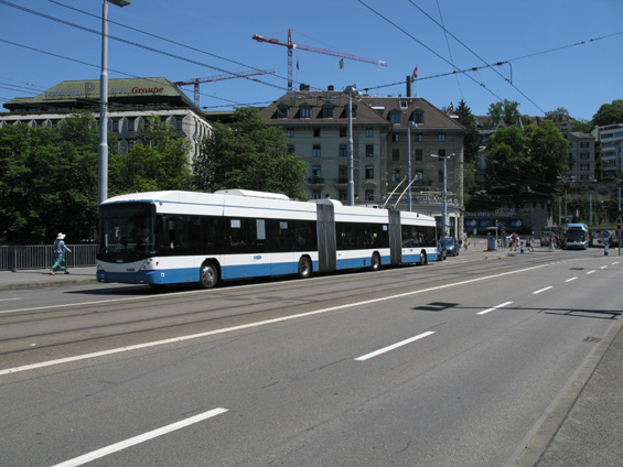 Dvoukloubové trolejbusy Hess potkáte na hlavních trolejbusových linkách 31 a 32. Jedna z linek je pøedznamenáním nové tramvajové trati. Trolejbusy tu jezdí na 6 linkách po bohatì rozvìtvené síti.