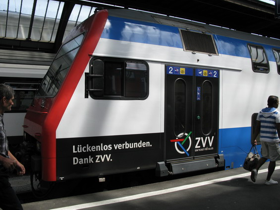 Vozidla S-Bahnu na sobì mají výrazné logo zdejšího silného IDS a zároveò jeho koordinátora (ZVV) a zpravidla nìjaký motivující slogan.