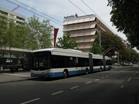 A zde je dvoukloubový Hess poblíž nádraží Altstetten. Po brzké dodávce dalších dvoukloubových trolejbusù se plánuje jejich provoz také na lince 32. Jednokloubové vozy budou používány na zbylých ètyøech linkách.