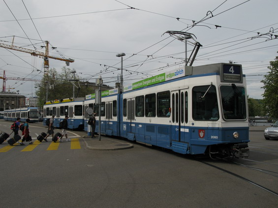 Starší souprava tramvaje "Tram 2000" v kominaci dvouèlánkové soupravy a sólo vozu. V Curychu mají tramvaje rùzné délkové kombinace podle skuteèné poptávky.