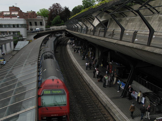 Nádraží Stadelhofen pro curyšský S-Bahn je napùl zapuštìné do zemì - následuje tunel smìrem k Hlavnímu nádraží. Sjíždí se sem vlaky od východu. Pøestup na tramvaje a rovnou do centra je opìt velmi krátký.