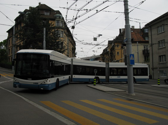 Koneèná zastávka 31, kde jsou provozovány dvoukloubové trolejbusy, se nachází pøímo v køižovatce se zastávkou tramvaje. I na takovém polomìru lze otoèit tak dlouhý trolejbus.