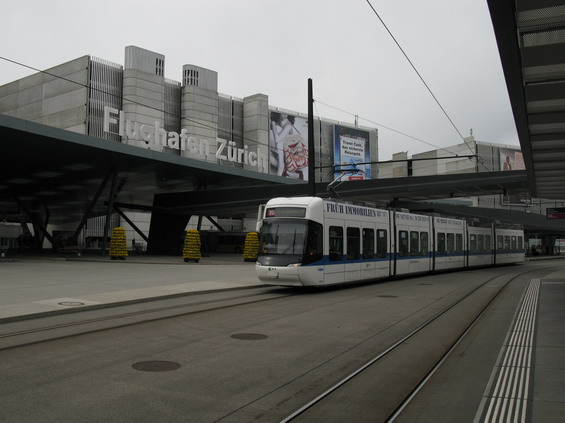 Jedna z nejnovìjších tramvajových tratí míøí také na mezinárodní letištì umístìné pomìrnì daleko od Curychu poblíž mìsta Kloten. Až do centra Curychu odtud jezdí linka 10.